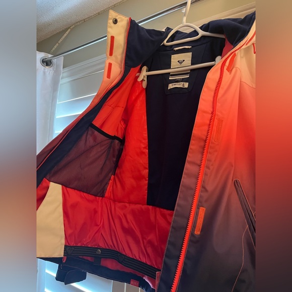 Roxy Snow coat/ Size women’s Medium. Comfortably fits a size women’s small!! - Picture 3 of 5